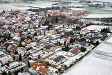 Luftbild von Ort im Winter bei Schnee in Freckenfeld im Bundesland Rheinland-Pfalz, Deutschland