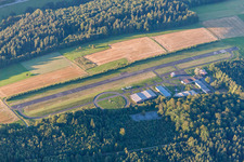 Start- und Landebahn mit Rollfeldgelände des Flugplatz des Aero-Club Odenwald e.V. in Michelstadt im Ortsteil Steinbuch im Bundesland Hessen, Deutschland
