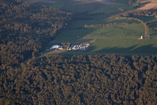 Vielbrunn, die Lifeband spielt sich schon warm vor'm Hangar in Michelstadt im Bundesland Hessen, Deutschland