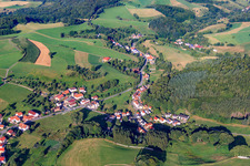 Dorfansicht im Odenwald von Osten im Ortsteil Löhrbach in Birkenau im Bundesland Hessen, Deutschland
