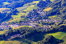 Dorfansicht im Odenwald von Norden im Ortsteil Oberflockenbach in Weinheim im Bundesland Baden-Württemberg, Deutschland