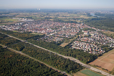 Ortsansicht der Straßen und Häuser der Wohngebiete in Ketsch im Bundesland Baden-Württemberg, Deutschland