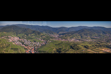 Panorama Perspektive von Dorf - Ansicht am Rande von Weinbergen und Schwarzwald im Ortsteil Altschweier in Bühl im Bundesland Baden-Württemberg, Deutschland