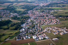 Dorf - Ansicht am Rande von landwirtschaftlichen Feldern und Nutzflächen in Gundershoffen in Grand Est im Bundesland Bas-Rhin, Frankreich