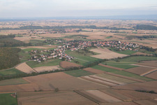 Drohnenbild von Retschwiller im Bundesland Bas-Rhin, Frankreich