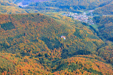 Luftbild von Herbst im Pfälzerwald mit Gleitschirm in Waldhambach im Bundesland Rheinland-Pfalz, Deutschland