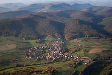 Ortsansicht der Straßen und Häuser der Wohngebiete in Wingen in Grand Est im Bundesland Bas-Rhin, Frankreich