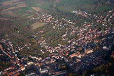 Niederbronn-les-Bains im Bundesland Bas-Rhin, Frankreich von der Drohne aus gesehen