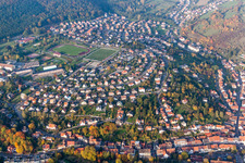 Ortsansicht der Straßen und Häuser der Wohngebiete in Niederbronn-les-Bains in Grand Est im Bundesland Bas-Rhin, Frankreich