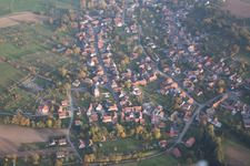 Schrägluftbild von Mitschdorf im Bundesland Bas-Rhin, Frankreich