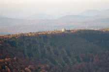Lampertsloch im Bundesland Bas-Rhin, Frankreich von der Drohne aus gesehen