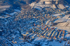 Dorfansicht im Winter bei Schnee von Süden in Albersweiler im Bundesland Rheinland-Pfalz, Deutschland