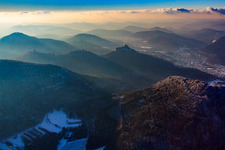 Hohenberg und Trifels von Osten im Winter bei Schnee in Annweiler am Trifels im Bundesland Rheinland-Pfalz, Deutschland