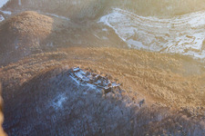 Drohnenaufname von Burgruine Madenburg im Winter bei Schnee in Eschbach im Bundesland Rheinland-Pfalz, Deutschland