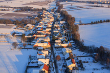 Dorfansicht aus Westen im Winter bei Schnee in Vollmersweiler im Bundesland Rheinland-Pfalz, Deutschland