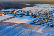 Raiffeisenstraße im Winter bei Schnee in Freckenfeld im Bundesland Rheinland-Pfalz, Deutschland