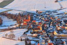 Luftaufnahme von Herrengasse im Winter bei Schnee in Minfeld im Bundesland Rheinland-Pfalz, Deutschland