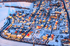 Drohnenaufname von Am Höhenweg im Winter bei Schnee in Kandel im Bundesland Rheinland-Pfalz, Deutschland