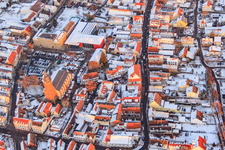 Schrägluftbild von Grundschule, Stadthalle und St. Georgskirche am Marktplatz im Winter bei Schnee in Kandel im Bundesland Rheinland-Pfalz, Deutschland
