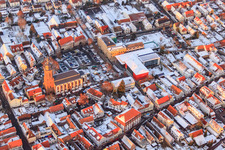 Grundschule, Stadthalle und St. Georgskirche am Marktplatz im Winter bei Schnee in Kandel im Bundesland Rheinland-Pfalz, Deutschland aus der Luft