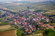 Luftbild von Dorf von Westen in Dierbach im Bundesland Rheinland-Pfalz, Deutschland