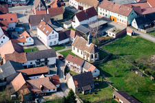 Luftbild von Kirchengebäude im Dorfkern in Dierbach im Bundesland Rheinland-Pfalz, Deutschland