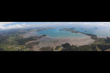 Schrägluftbild von Panorama der Küsten- Landschaft am Sandstrand der Süd-Pazifik im Ortsteil Mcgreogor Bay in Coromandel in Waikato, Neuseeland