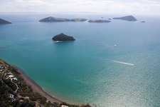 Ortsteil Wyuna Bay in Coromandel im Bundesland Waikato, Neuseeland vom Flugzeug aus