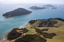 Whanganui Island im Bundesland Waikato, Neuseeland von einer Drohne aus