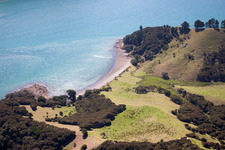 Whanganui Island im Bundesland Waikato, Neuseeland von der Drohne aus gesehen