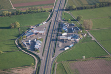 Autobahn Raststätte an der Verkehrsführung und den Fahrtrichtungen der BAB Serways Pfälzer Weinstrasse im Ortsteil Eckel in Edesheim im Bundesland Rheinland-Pfalz, Deutschland