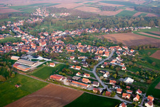 Drohnenbild von Riedseltz im Bundesland Bas-Rhin, Frankreich