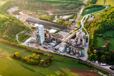 Gelände und Abraum- Flächen Zement- Tagebau und Baustoff- Werk Steinbruch Walzbachtal in Walzbachtal im Ortsteil Wössingen im Bundesland Baden-Württemberg, Deutschland