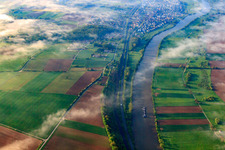 B27 und Bahnlinie am Neckar unter Wolken in Offenau im Bundesland Baden-Württemberg, Deutschland