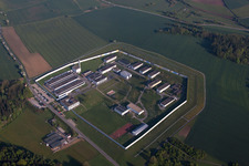 Luftbild von Gebäudekomplex der Gefängnis der Justizvollzugsanstalt Adelsheim im Ortsteil Leibenstadt in Adelsheim im Bundesland Baden-Württemberg, Deutschland