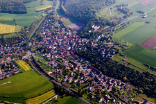 Ortsansicht der Straßen und Häuser der Wohngebiete in Reichenberg im Bundesland Bayern, Deutschland