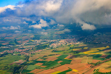 Ortsübersicht aus Norden unter Wolken in Wissembourg im Bundesland Bas-Rhin, Frankreich