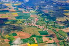 Wolke über Dorf im Erlenbachtal in Oberhausen im Bundesland Rheinland-Pfalz, Deutschland