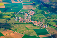 Luftbild von Wolke über Dorf im Erlenbachtal in Oberhausen im Bundesland Rheinland-Pfalz, Deutschland
