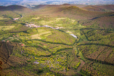 Feriendorf Eichwald im Klingbachtal vor dem Silzer See im Ortsteil Gossersweiler in Gossersweiler-Stein im Bundesland Rheinland-Pfalz, Deutschland