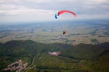 Paragleiter am Steinbruch in Waldhambach im Bundesland Rheinland-Pfalz, Deutschland