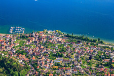 Luftbild von Kirche St. Martin und Yachtanleger am Osthafen in Sipplingen im Bundesland Baden-Württemberg, Deutschland
