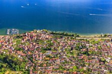 Luftaufnahme von Kirche St. Martin und Yachtanleger am Osthafen in Sipplingen im Bundesland Baden-Württemberg, Deutschland