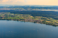 Dorf am Ufer des Überlinger Sees von Norden im Ortsteil Dingelsdorf in Konstanz im Bundesland Baden-Württemberg, Deutschland