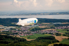 Luftschiff Zeppelin NT im Fluge über dem Luftraum in Uhldingen-Mühlhofen im Bundesland Baden-Württemberg, Deutschland