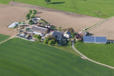Gehöft eines Bauernhofes mit Photovoltaik Dächern am Rand von bestellten Feldern in Hohenfels im Ortsteil Liggersdorf im Bundesland Baden-Württemberg, Deutschland