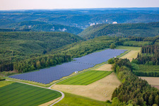 Goße Freiflächen-PV-Anlage am Waldrand im Ortsteil Kreenheinstetten in Leibertingen im Bundesland Baden-Württemberg, Deutschland