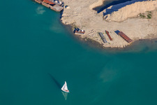 Segelboot im Epplesee im Ortsteil Silberstreifen in Rheinstetten im Bundesland Baden-Württemberg, Deutschland
