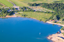 Mit Badgästen übersähter Liegewiese am Epplesee im Ortsteil Silberstreifen in Rheinstetten im Bundesland Baden-Württemberg, Deutschland