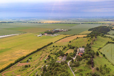 Verkehrslandeplatz Ballenstedt/Quedlinburg aus Südwesten im Ortsteil Asmusstedt im Bundesland Sachsen-Anhalt, Deutschland